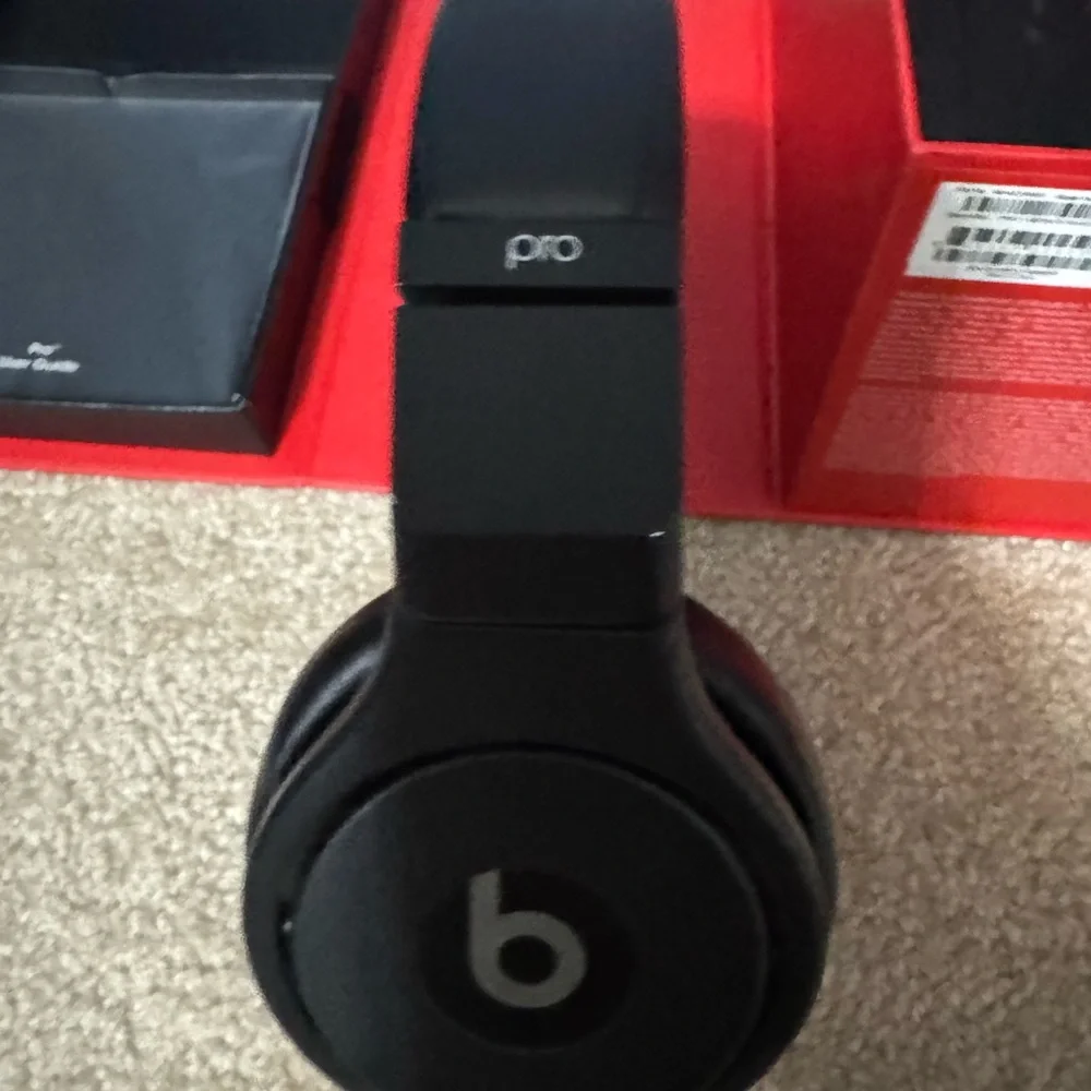 Beats Pro Over-Ear Headphones - Picture 9 of 11